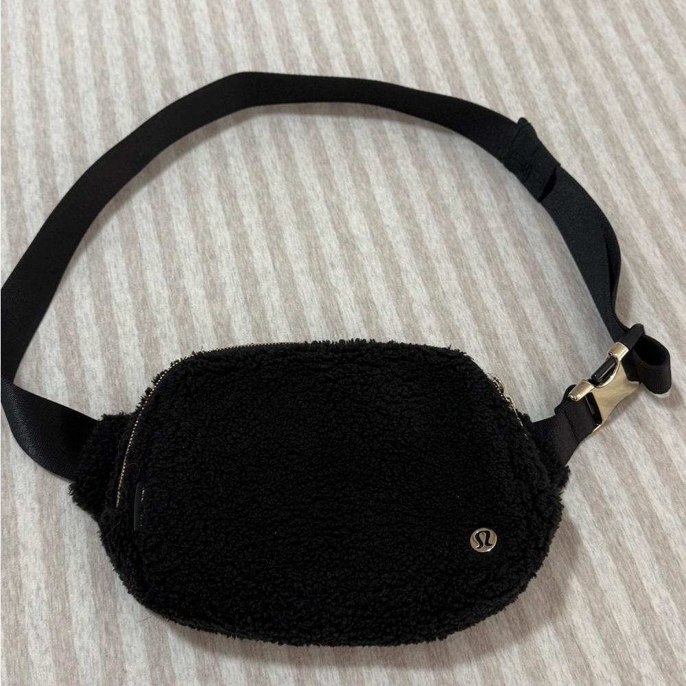 lululemon athletica Black Sherpa Belt Bag